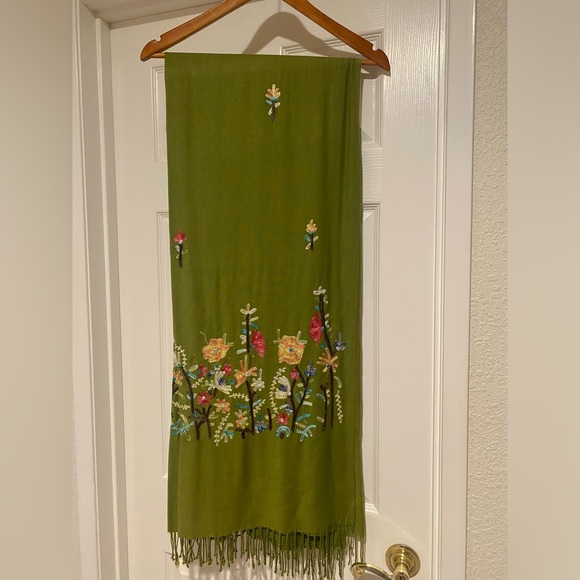 Embroidered green wrap - Picture 2 of 4